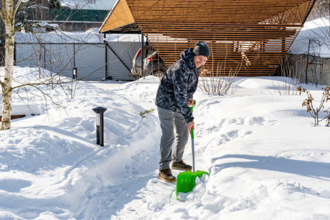 Tips for Snow Shoveling:How to Avoid Back Pain